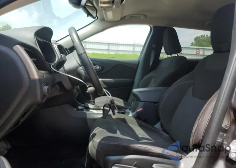 2017 Jeep Cherokee Latitude z USA, uszkodzony, nr VIN 1C4PJMCB3HW614291